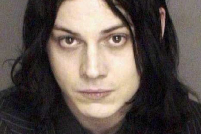 The White Stripes-stjärnan Jack White arresterades efter att ha slagit ner sångaren Jason Stollsteimer, sångare i bandet Von Bondies. Jack White dömdes till anger management och böter. The White Stripes-stjärnan Jack White arresterades efter att ha slagit ner sångaren Jason Stollsteimer, sångare i bandet Von Bondies. Jack White dömdes till anger management och böter.