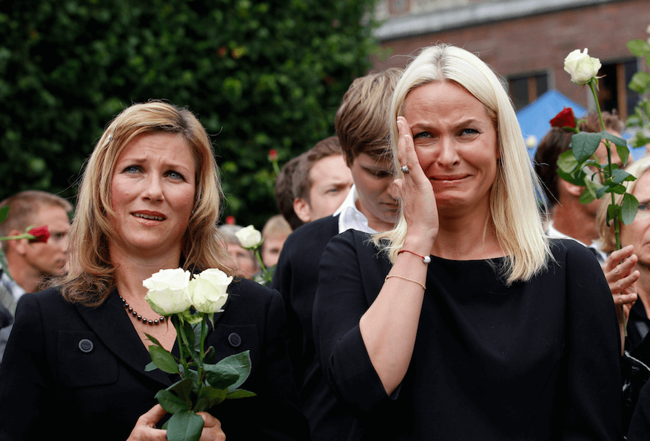 Kronprinsessan Mette-Marit och prinsessan Märtha Louise lägger blommor vid Rådhusplatsen. Kronprinsessan Mette-Marit och prinsessan Märtha Louise lägger blommor vid Rådhusplatsen.
