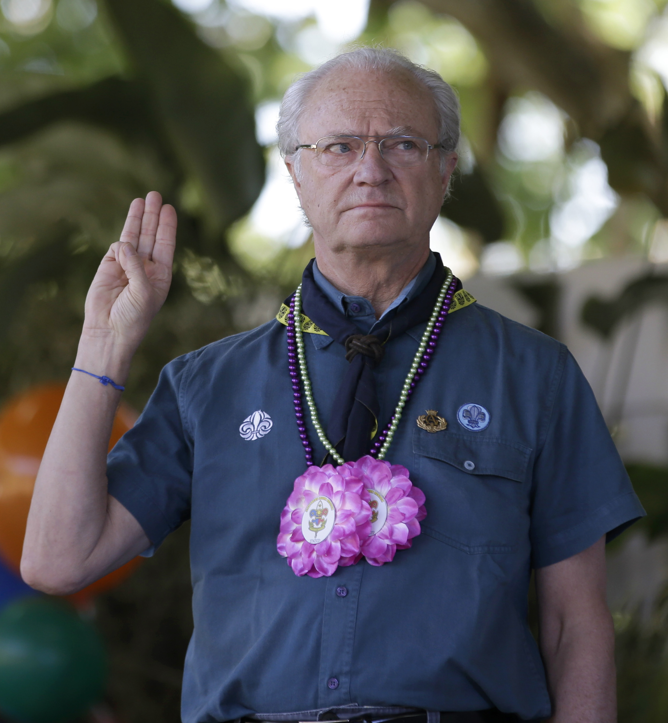 Han är som bekant också scout. Han är som bekant också scout.