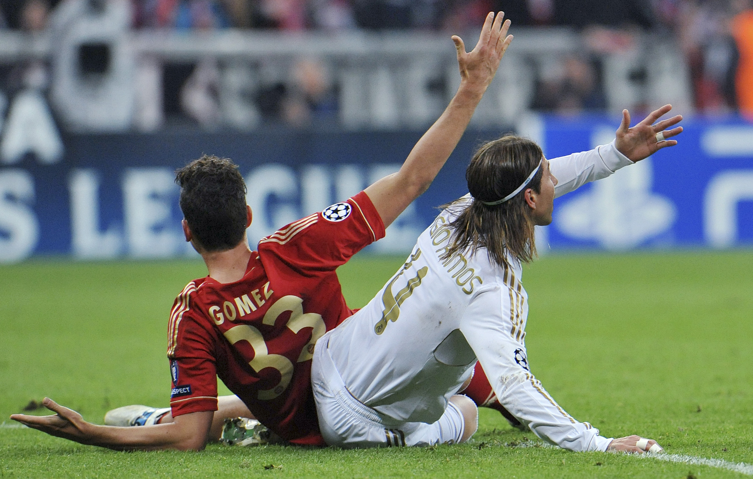 I en situation där både Bayerns Mario Gomez och Reals Sergio Ramos fälls söker de båda medhåll från domaren. Det hela slutade med ett gult kort för spanjoren. 