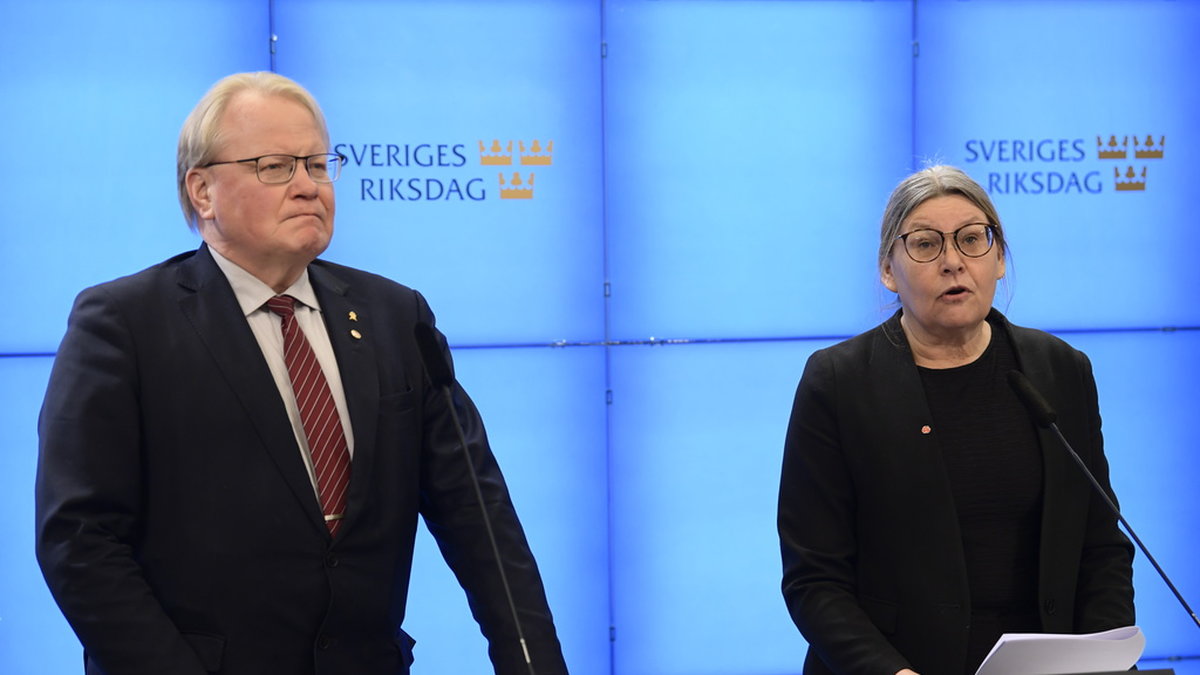 Peter Hultqvist, försvarspolitisk talesperson (S) och Gunilla Svantorp, trafikpolitisk talesperson (S).