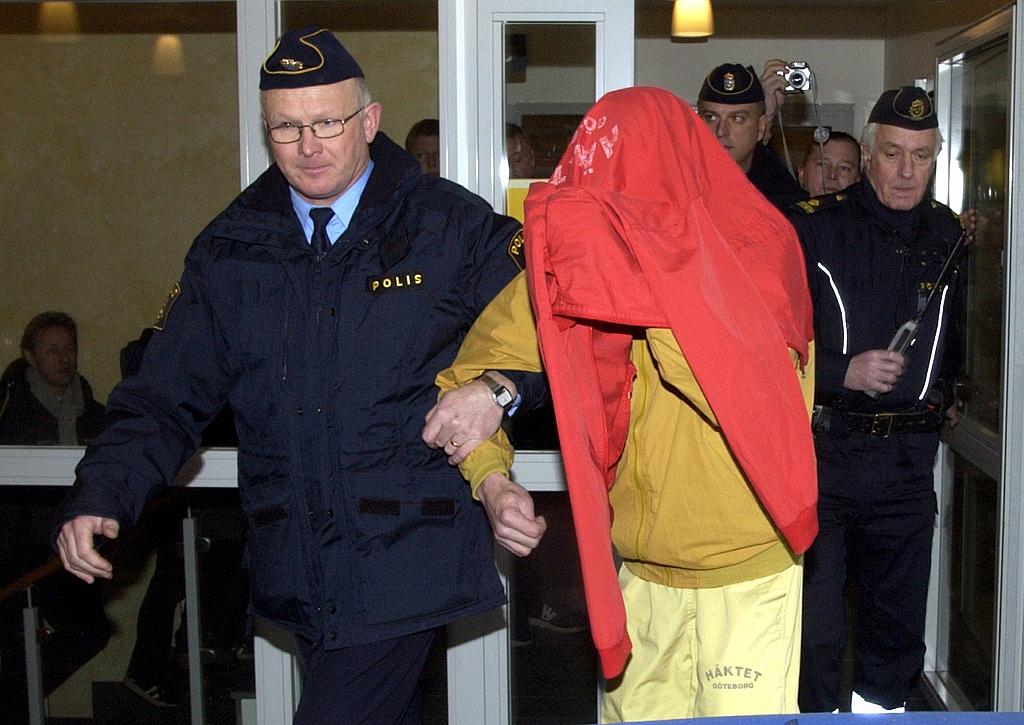 Den mordåtalade 47-åringen leds in i Halmstad tingsrätt. Den mordåtalade 47-åringen leds in i Halmstad tingsrätt.