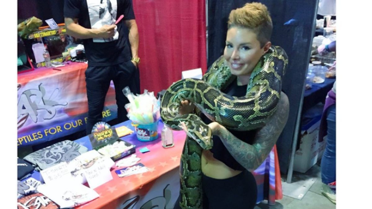 Christy är inte rädd för ormar direkt. 