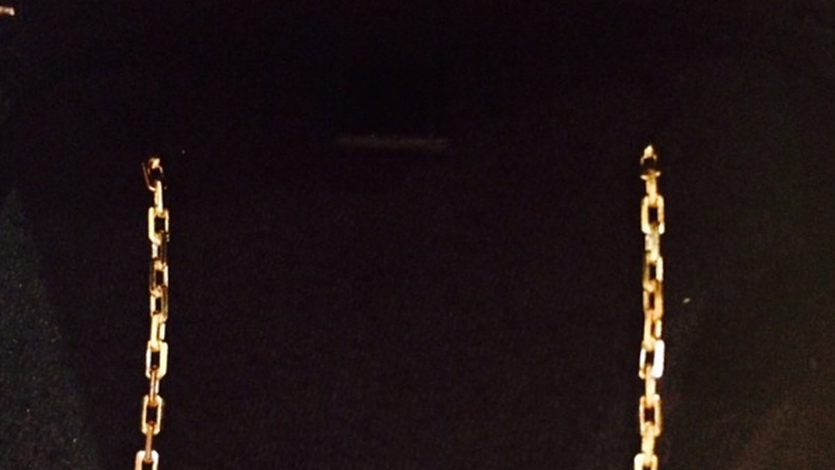 – deluxe. Hon kom nämligen in i Nickis sminklouge och gav henne ett "Flawless"-halsband gjort av diamanter. 