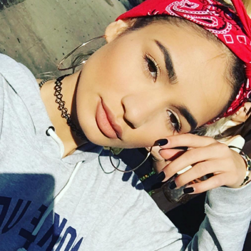 Pia Mia Perez med gotiska svarta naglar. Pia Mia Perez med gotiska svarta naglar.
