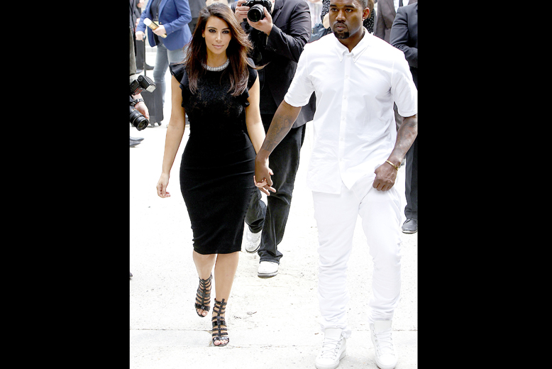 Kim Kardashian kom som begravningsentreprenör och Kanye West som Sankte Per. 