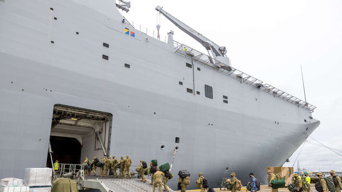 Soldater går ombord på HMAS Adelaide i Brisbane i Australien, inför avresan till Tonga.