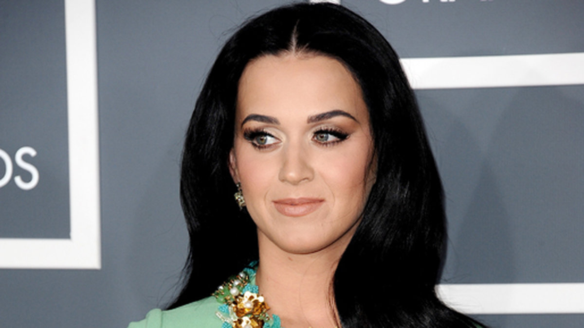 Vadå bröstförbud? Katy Perry tar lagen i egna händer. 