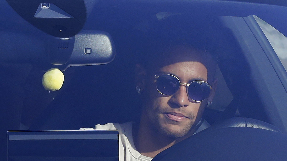 Här sitter Neymar i bilen påväg till Barcelonas träningsanläggning för att ta farväl av lagkamraterna. 