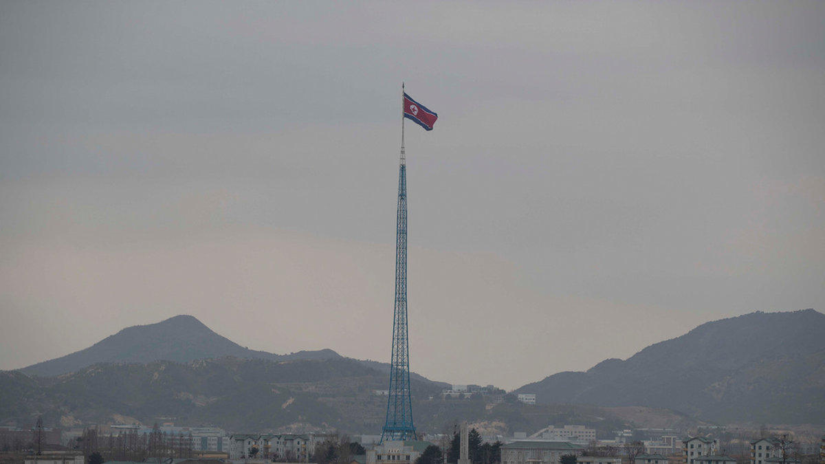 En nordkoreansk flagga vajar i orten Gijungdong Nordkorea, nära gränsen till Sydkorea. Arkivbild.