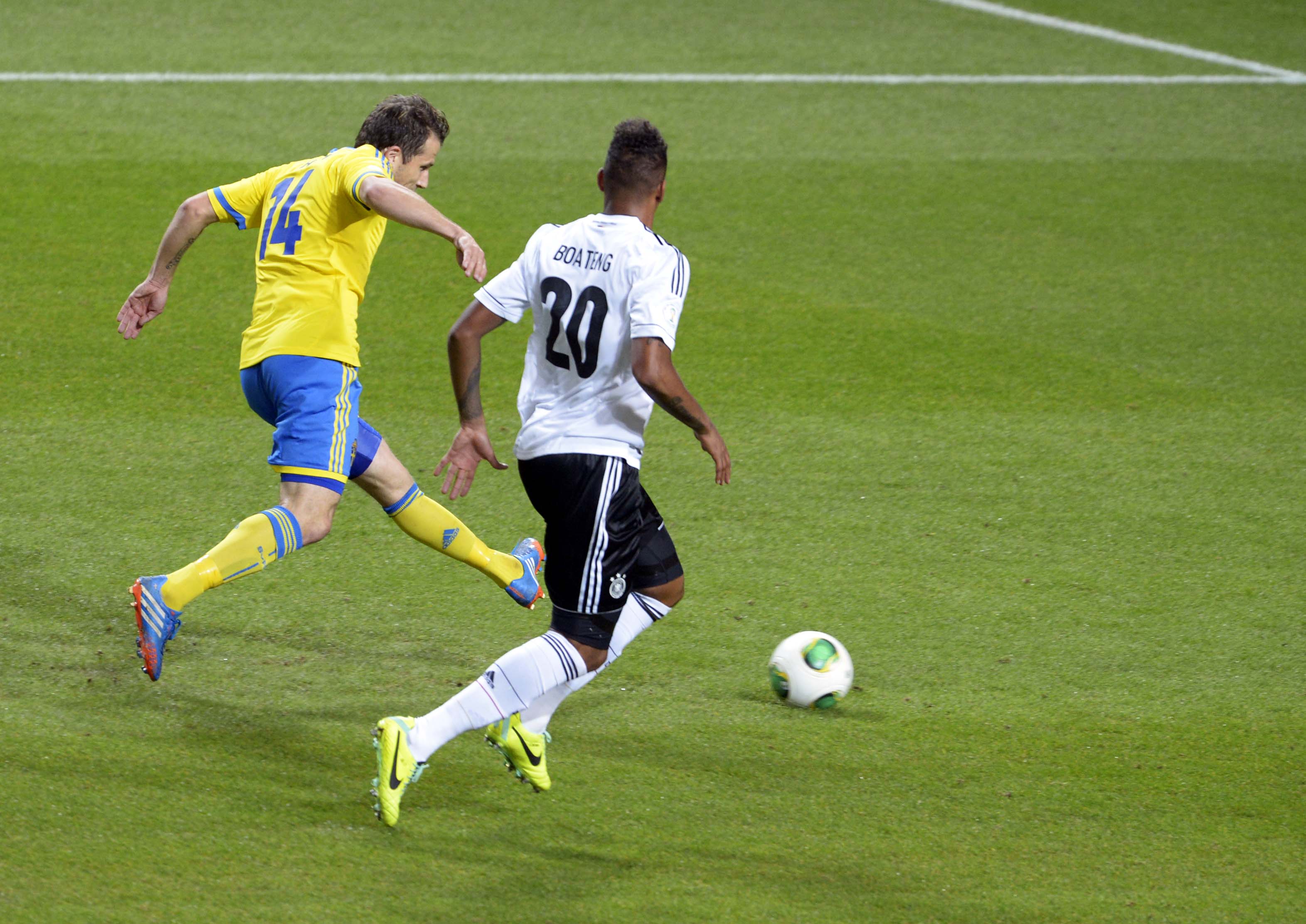 Tobias Hysén slog till och gav ledningen till Sverige redan efter sju minuter. Tobias Hysén slog till och gav ledningen till Sverige redan efter sju minuter.