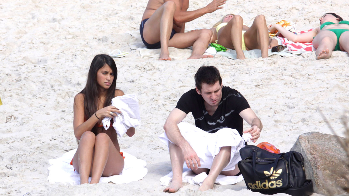 Snart får paret sällskap på stranden med sin lille son Thiago. 