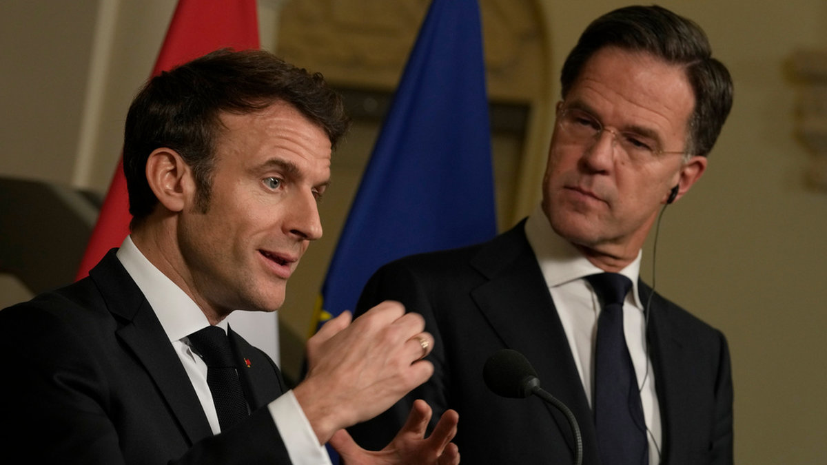 Frankrikes president Emmanuel Macron (t v) och Nederländernas premiärminister Mark Rutte på måndagens pressträff i Haag.