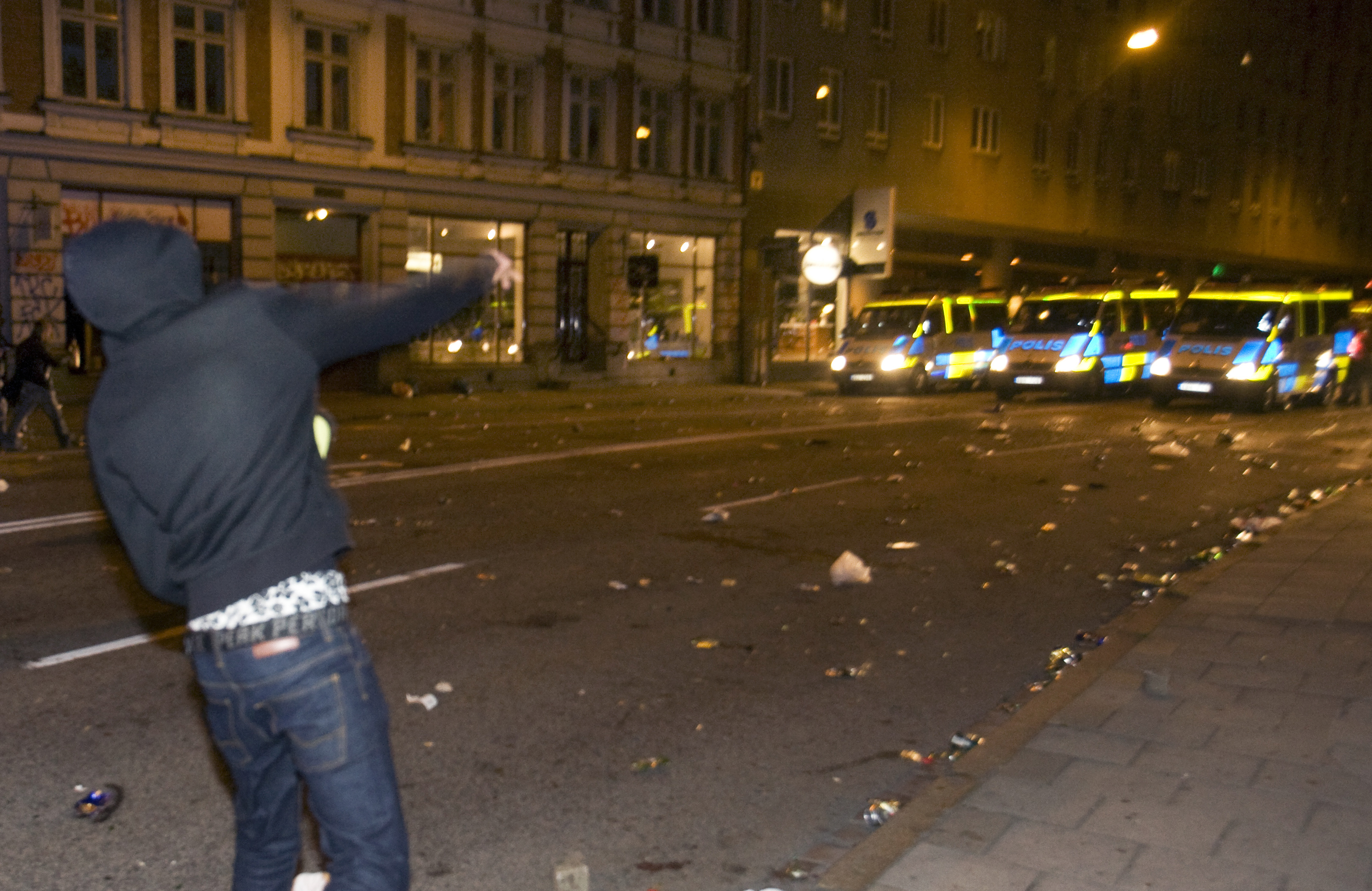 30-35 ungdomar kastade sten mot polisen i Hässelby. Kravallerna tycks vara planerade. Bilden är tagen vid ett annat tillfälle.