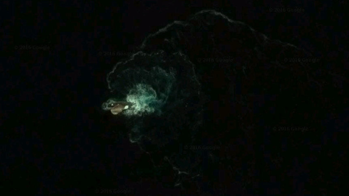 En satellitbild över Antarktis förbluffar Internet. Är det en val? En ubåt?