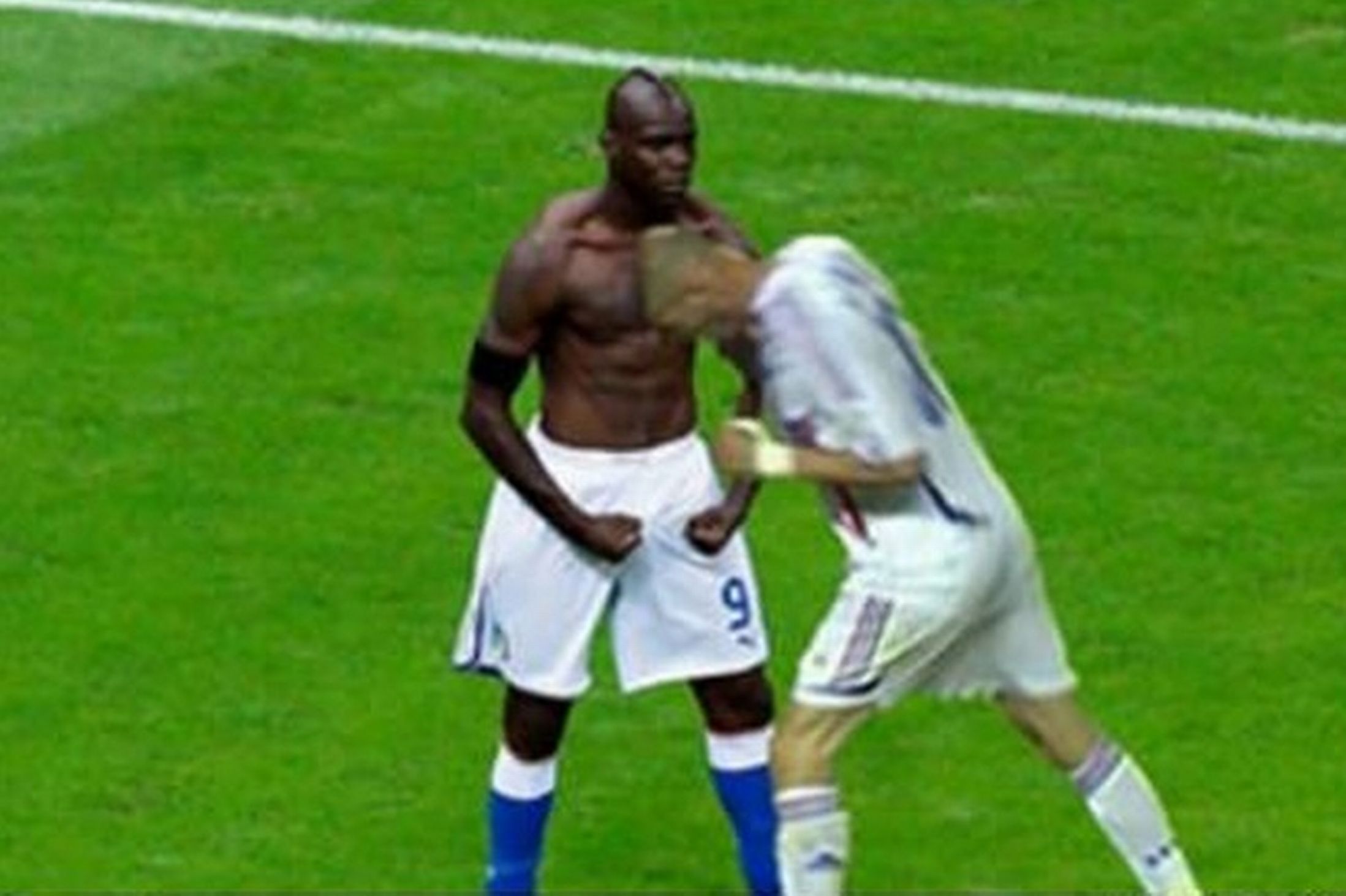 Hade Zinedine Zidane skallat Balotelli istället för Marco Materazzi så hade Super-Mario stått kvar. Hade Zinedine Zidane skallat Balotelli istället för Marco Materazzi så hade Super-Mario stått kvar.