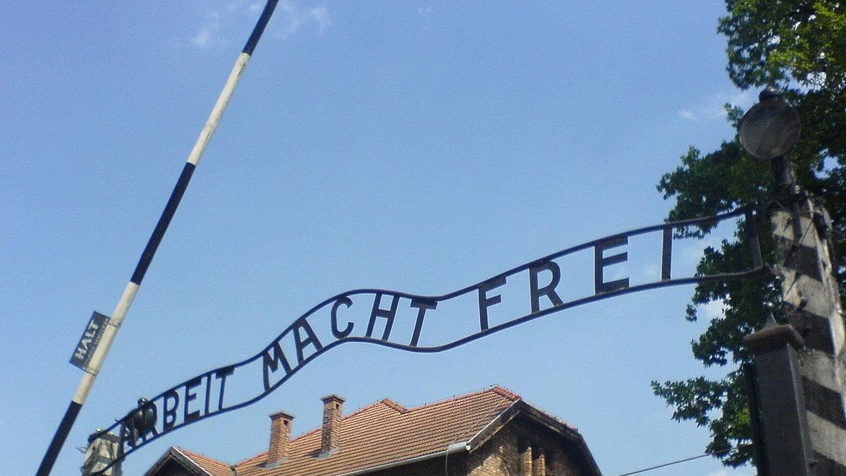 Skylten finns bevarad i det museum som var Auschwitz. 