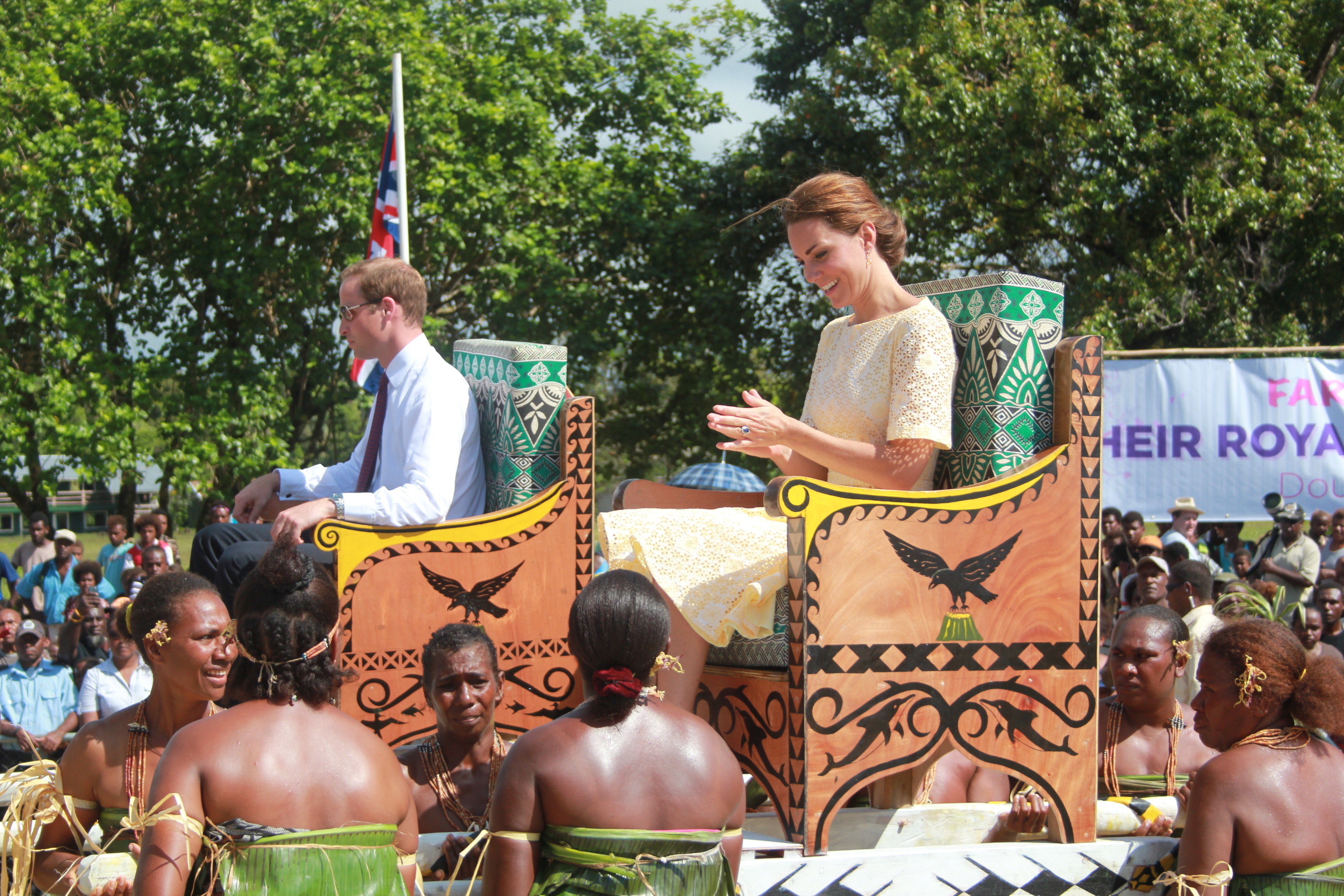 Prinsen och Kate bars runt i troner dagarna i ända under besöket i Tuvalu.