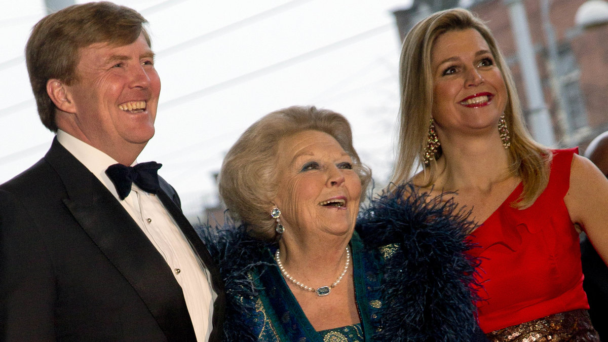 Kronprins Willem Alexander tillsammans med sin mamma Drottinng Beatrix och sin fru Maxima.