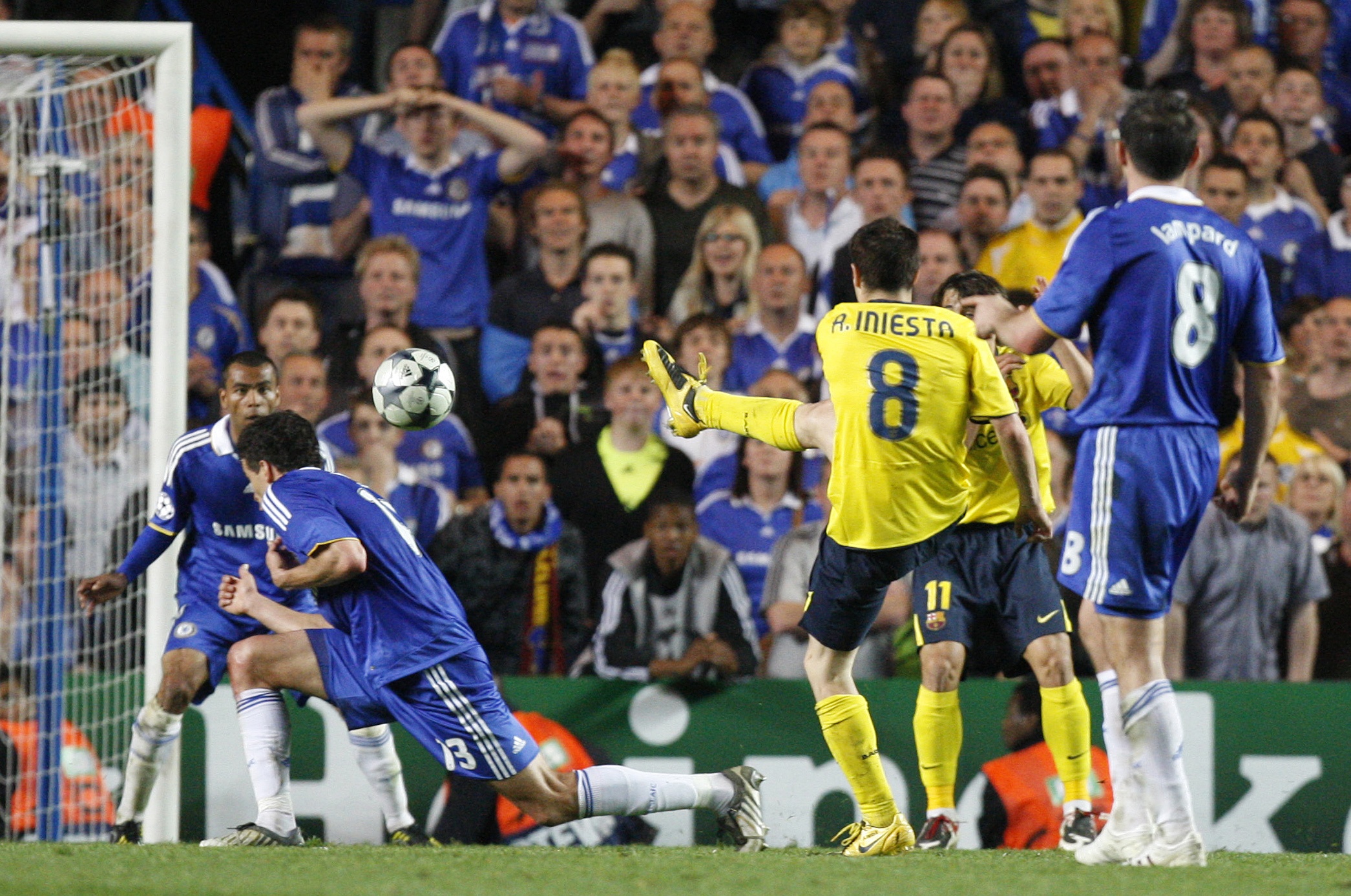 Men på Stamford Bridge sköt Andrés Iniesta 1-1 på övertid...