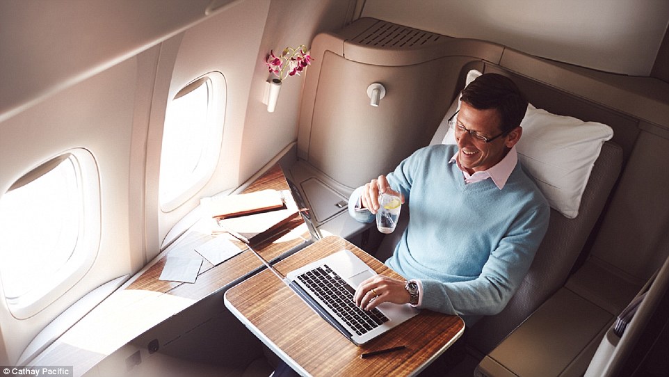 5. Cathay Pacific. Här erbjuds gästerna ett eget rum, massage inbyggd i stolen, en bra arbetsyta och en säng, utöver en fin vinlista och a la carte middag. 5. Cathay Pacific. Här erbjuds gästerna ett eget rum, massage inbyggd i stolen, en bra arbetsyta och en säng, utöver en fin vinlista och a la carte middag.