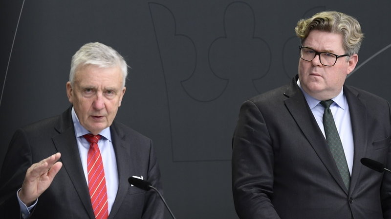 Justitieminister Gunnar Strömmer (th) håller pressträff om ett delbetänkande från utredningen om anonyma vittnen från den särskilda utredaren Fredrik Wersäll i oktober 2023.