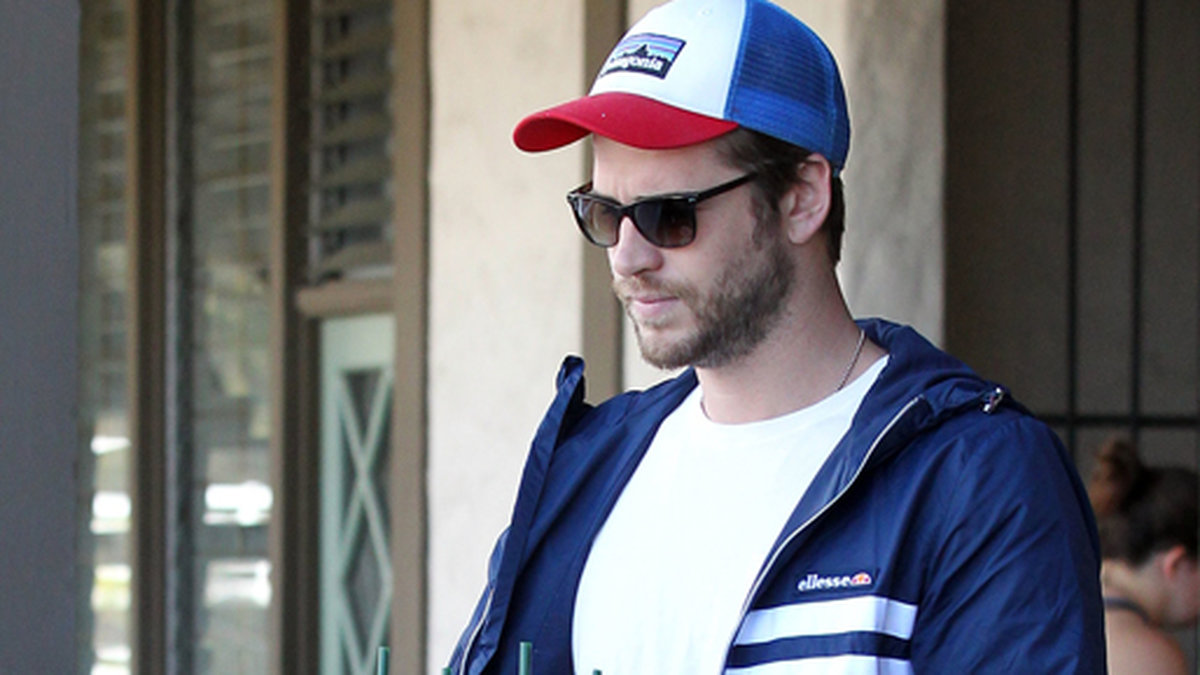 Miley Cyrus pojkvän Liam Hemsworth hämtar smoothies i Malibu.