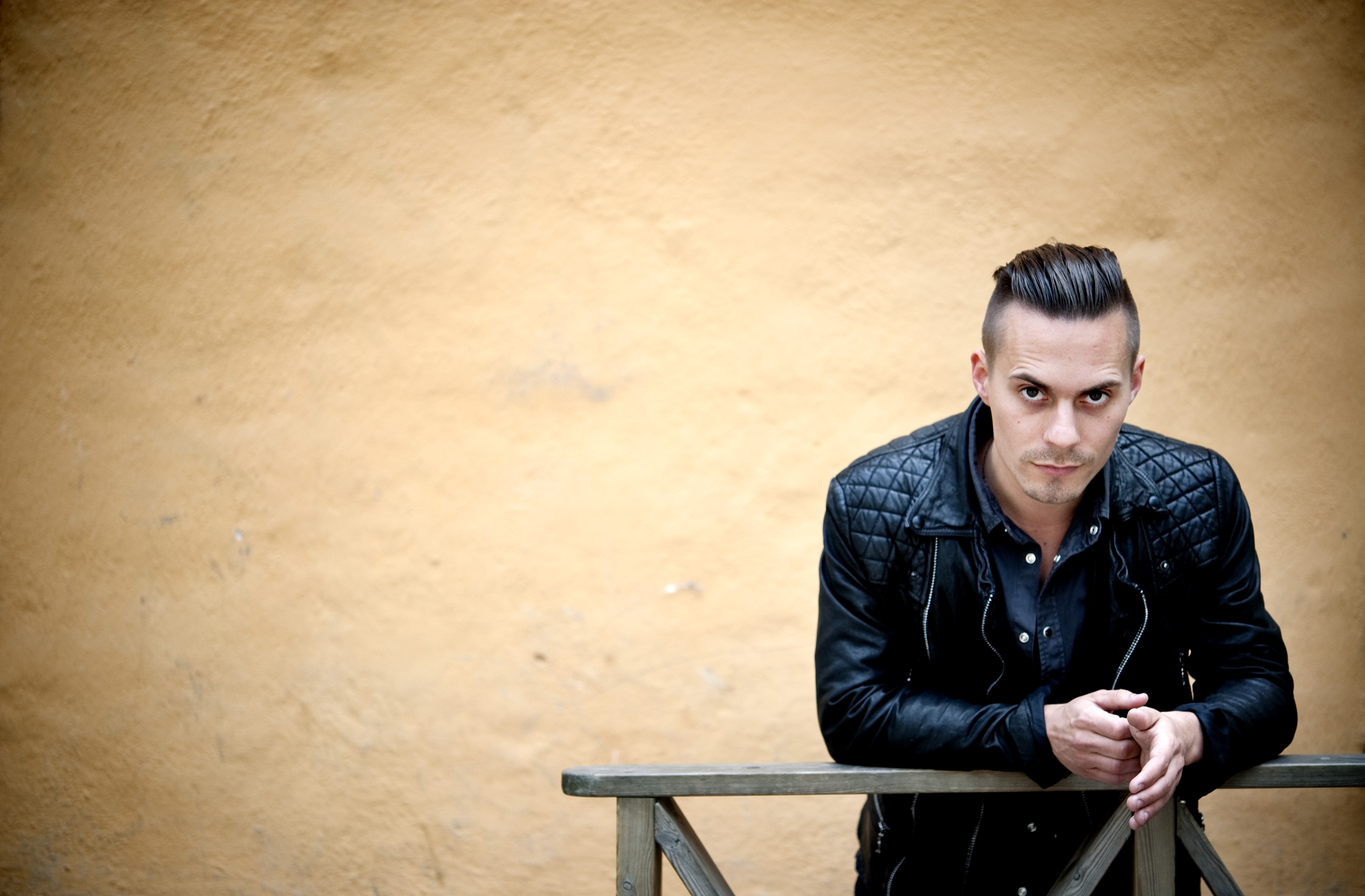 Oskar Linnros ligger just nu etta på Trackslistan och hans debutalbum Vilja Bli har blivit älskat av kritikerna.