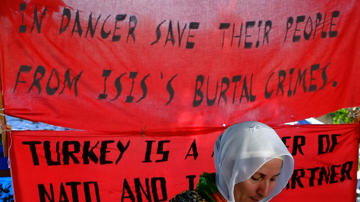 Kvinna i Nicosia på Cypern protesterar mot IS grymheter.