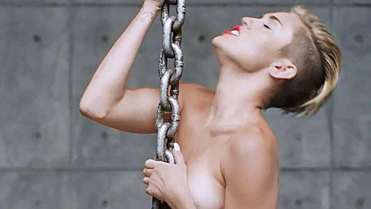 Miley i videon till "Wrecking Ball". 