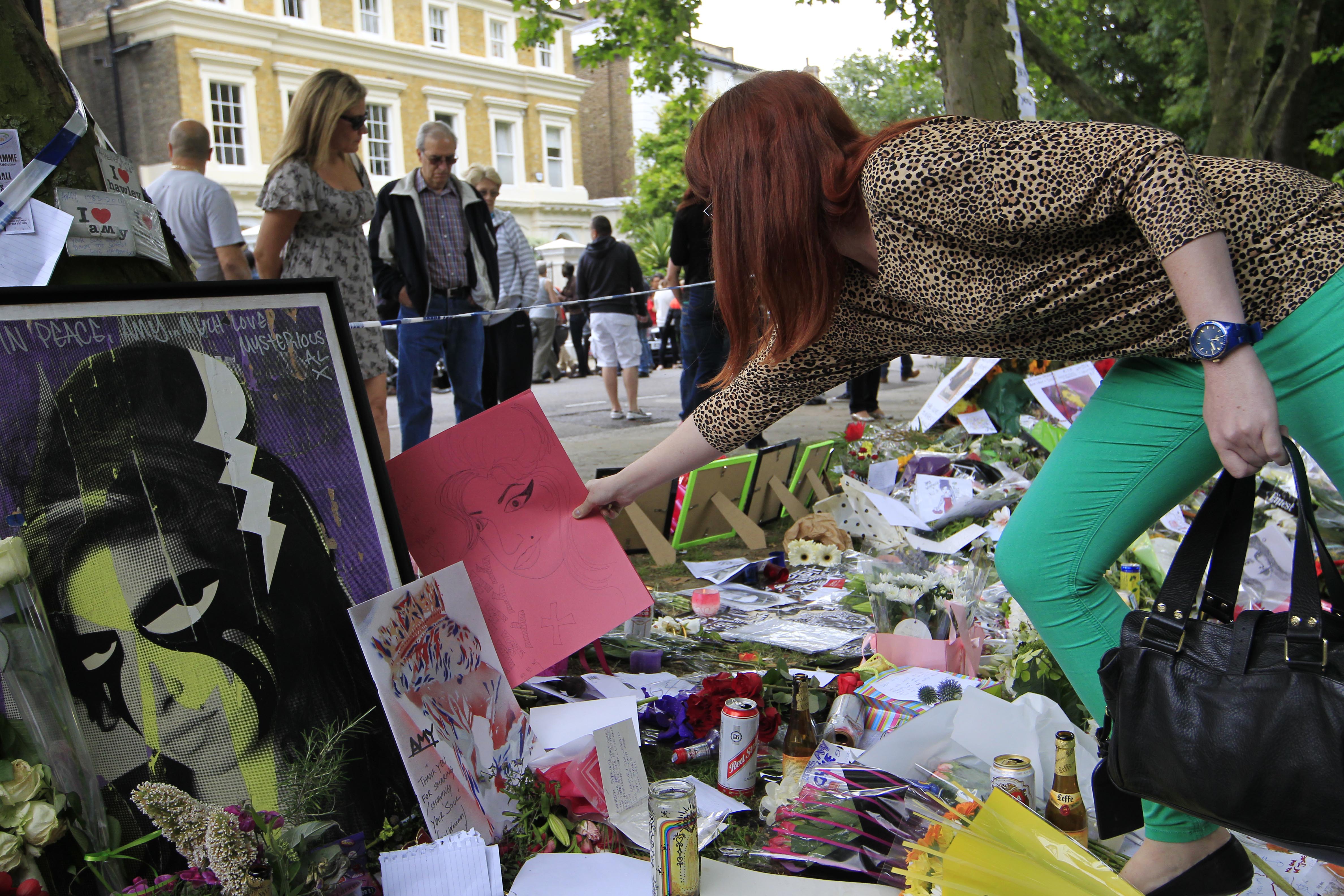 Amy Winehouse hittades död i sitt hem lördagen 23 juli 2011, vid 27 års ålder. Amy Winehouse hittades död i sitt hem lördagen 23 juli 2011, vid 27 års ålder.