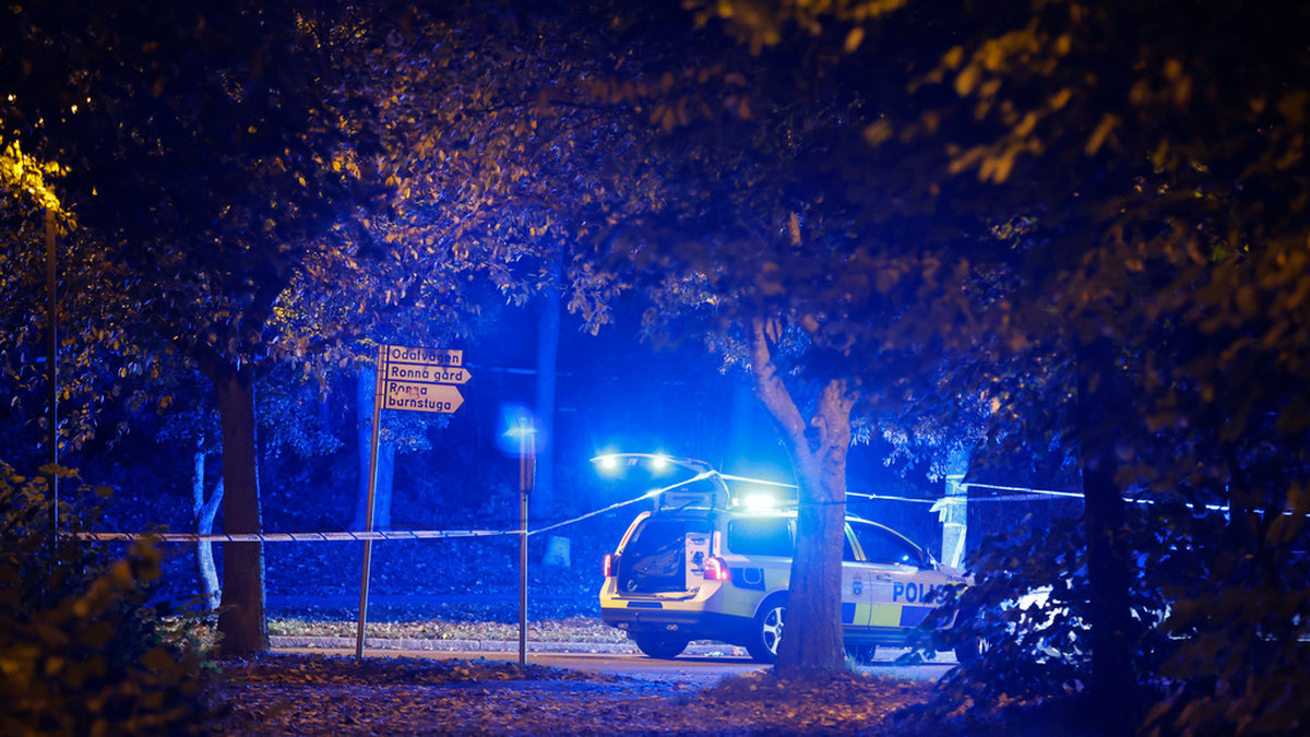 Polis på plats efter att en man i 40-årsåldern skjutits ihjäl i stadsdelen Ronna i Södertälje den 1 oktober.