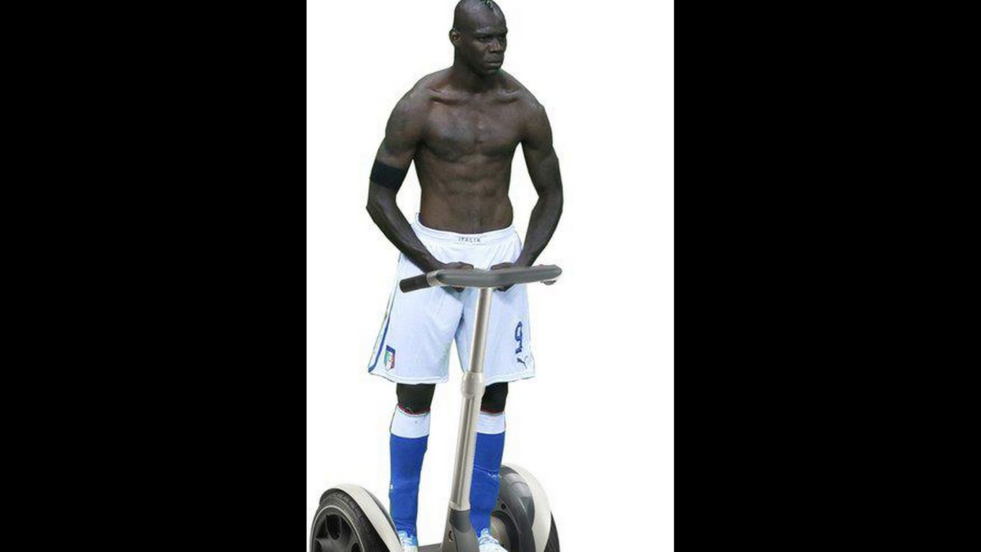 Det är Solsidan-Fredde och det är Mario Balotelli. Det är Solsidan-Fredde och det är Mario Balotelli.