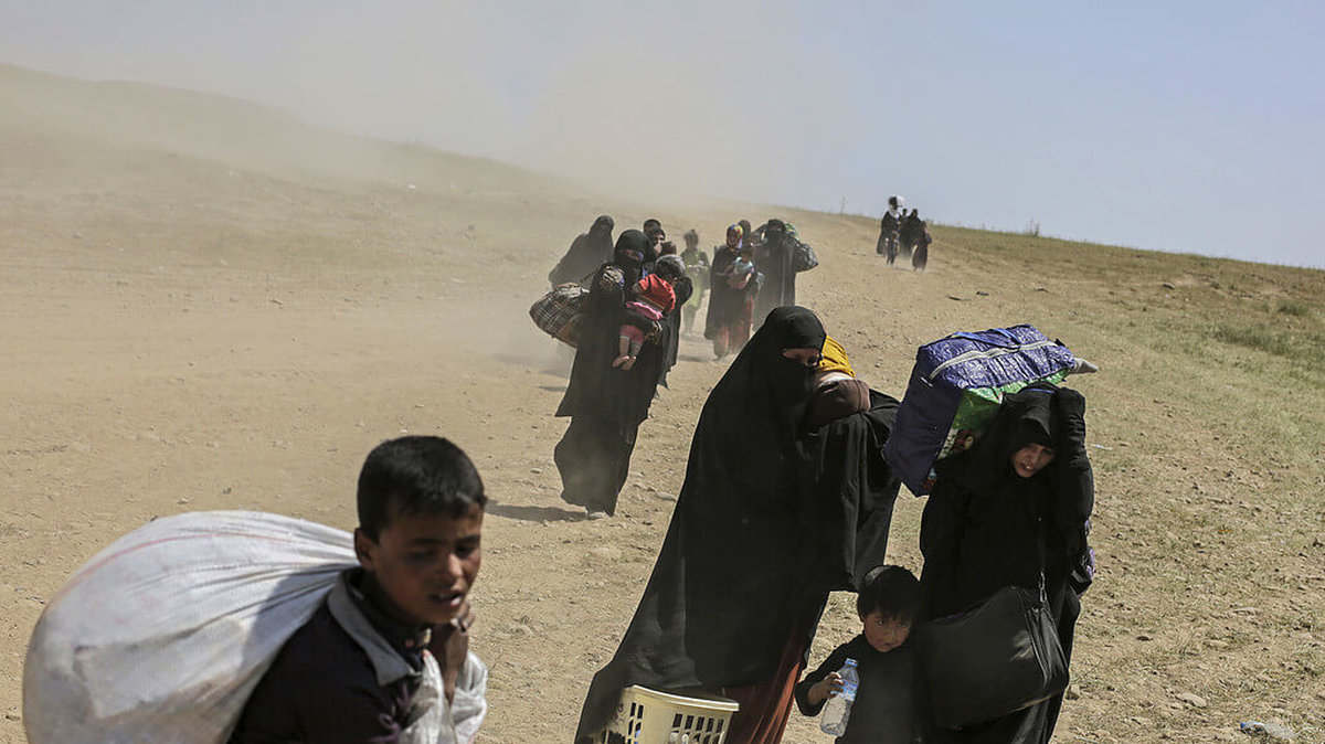Familjer flyr sina hem i västra Mosul.