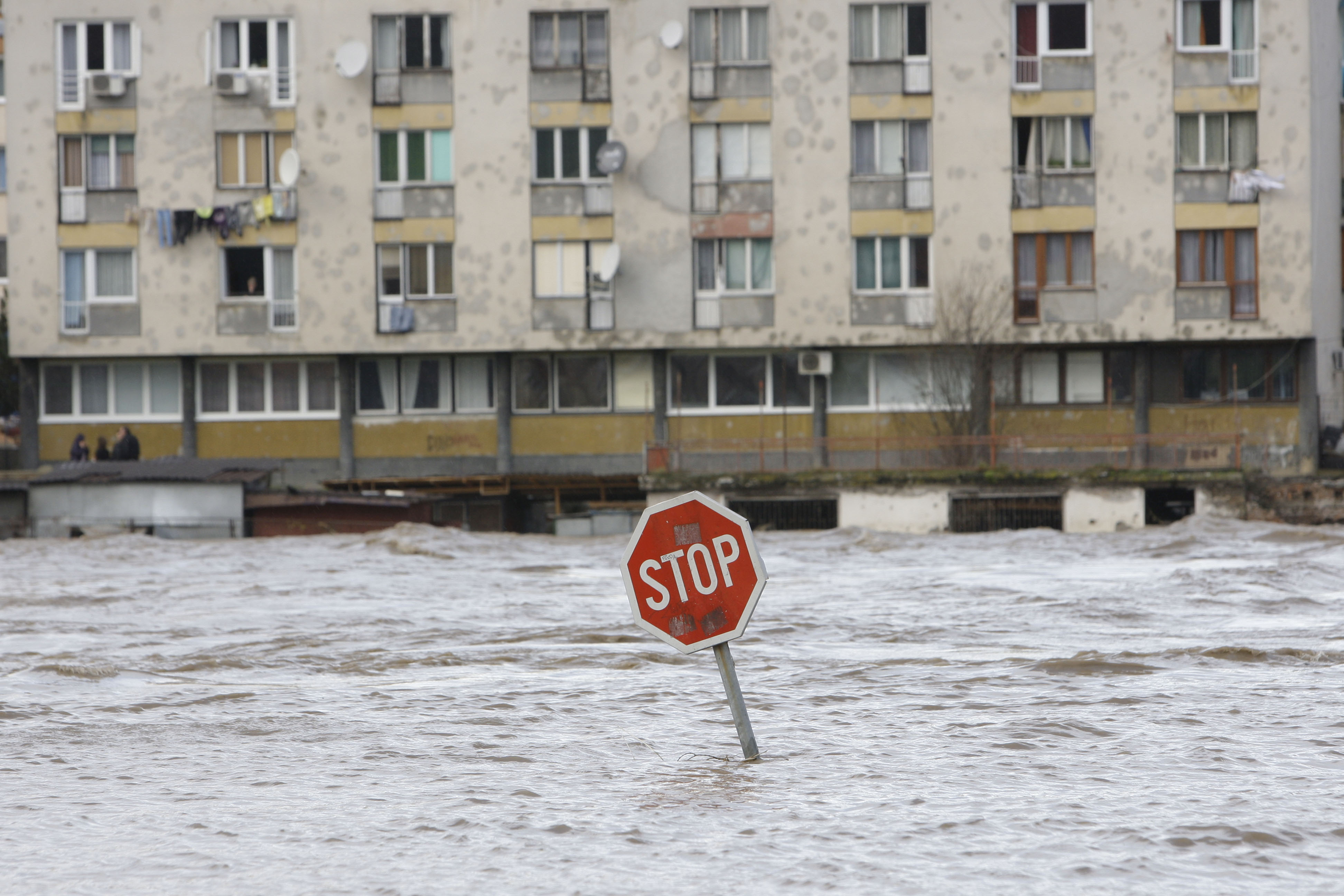 I maj drabbades Balkanländerna av extrema översvämningar efter flera dagars regn. 77 personer dog. I maj drabbades Balkanländerna av extrema översvämningar efter flera dagars regn. 77 personer dog.