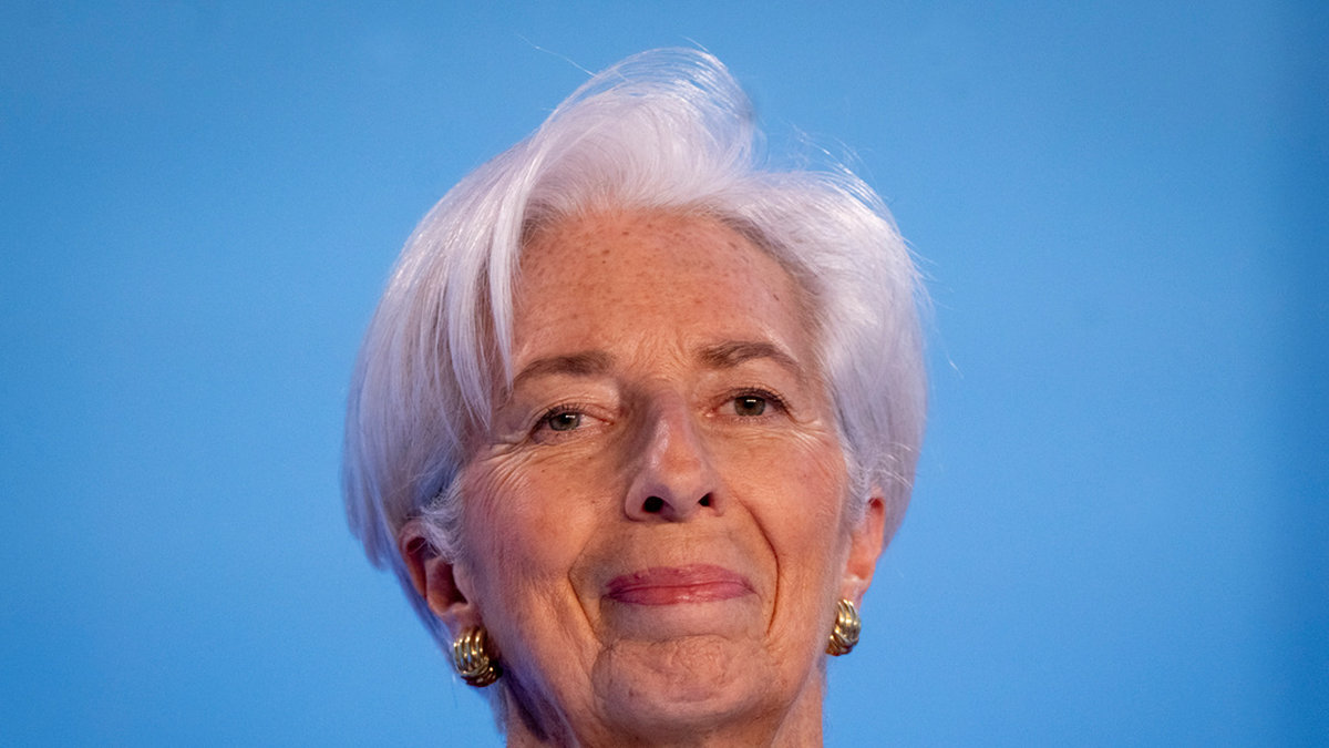 ECB-chefen Christine Lagarde ser ingen motsättning mellan räntehöjningar och likviditetsstöd till banker i kris. Arkivbild.