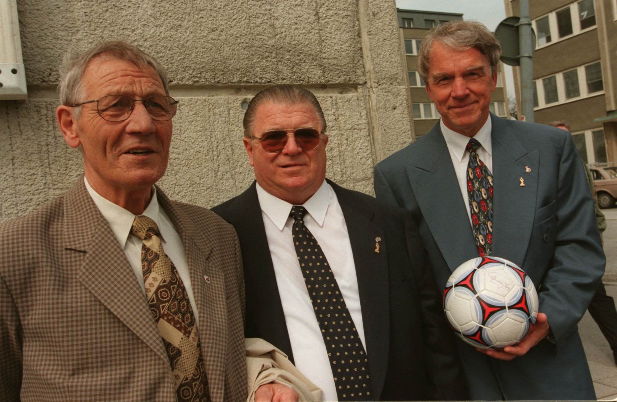 1997: Ungerske fotbollslegenden Ferenc Puskas, mitten, tillsammans med gamle stormålvakten Kalle Svensson, till vänster och klubbkamraten från Real Madrid, Agne Simonsson utanför Råsunda. 1997: Ungerske fotbollslegenden Ferenc Puskas, mitten, tillsammans med gamle stormålvakten Kalle Svensson, till vänster och klubbkamraten från Real Madrid, Agne Simonsson utanför Råsunda.