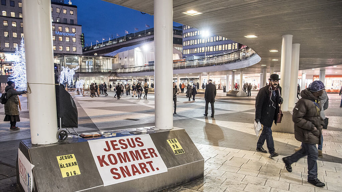 Plakat med texten "Jesus kommer snart" uppsatt på Plattan i Stokholm.