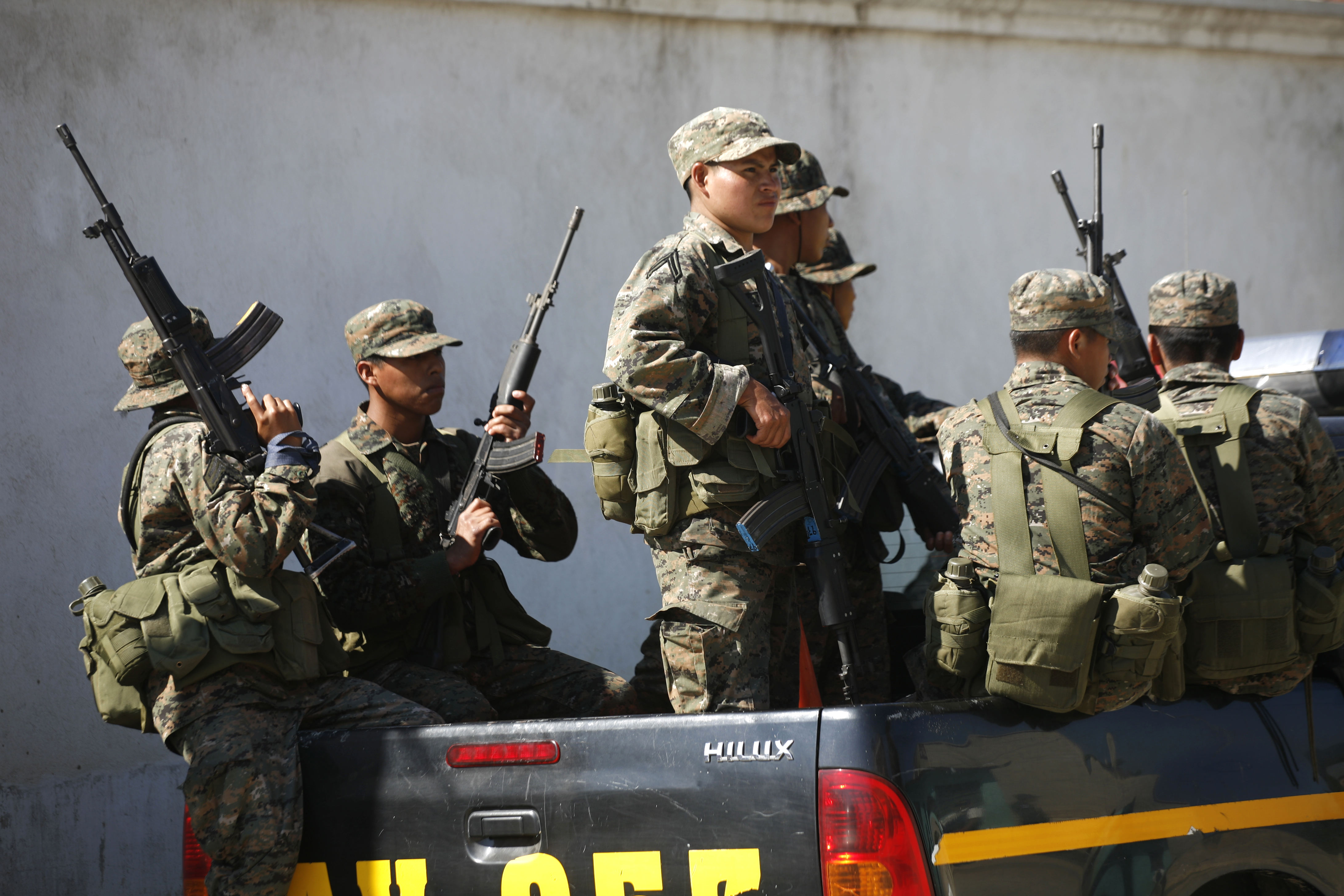Polis och militär i Mexico har länge bekämpat det narkotikarelaterade våldet.
