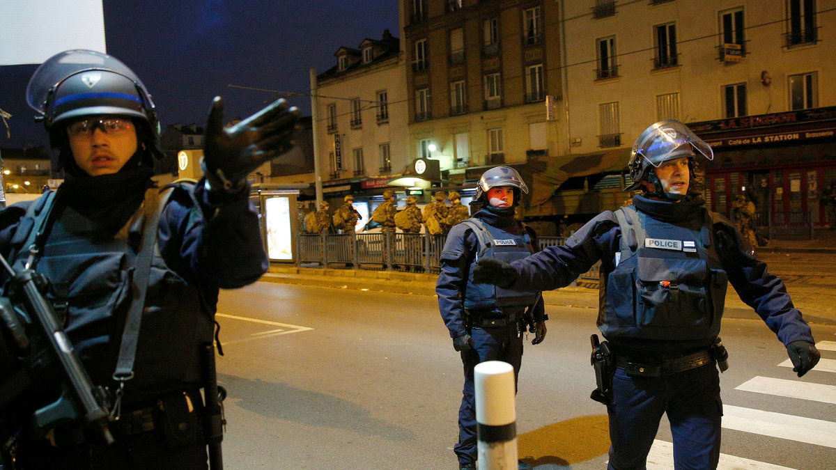 Poliser under terrorräden i Saint-Denis.