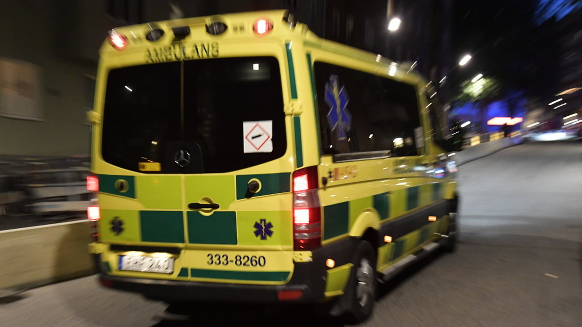 Två poliser fick rök i sig under en räddningsinsats i samband med en brand i Helsingborg i natt och fördes med ambulans till sjukhus. Arkivbild.