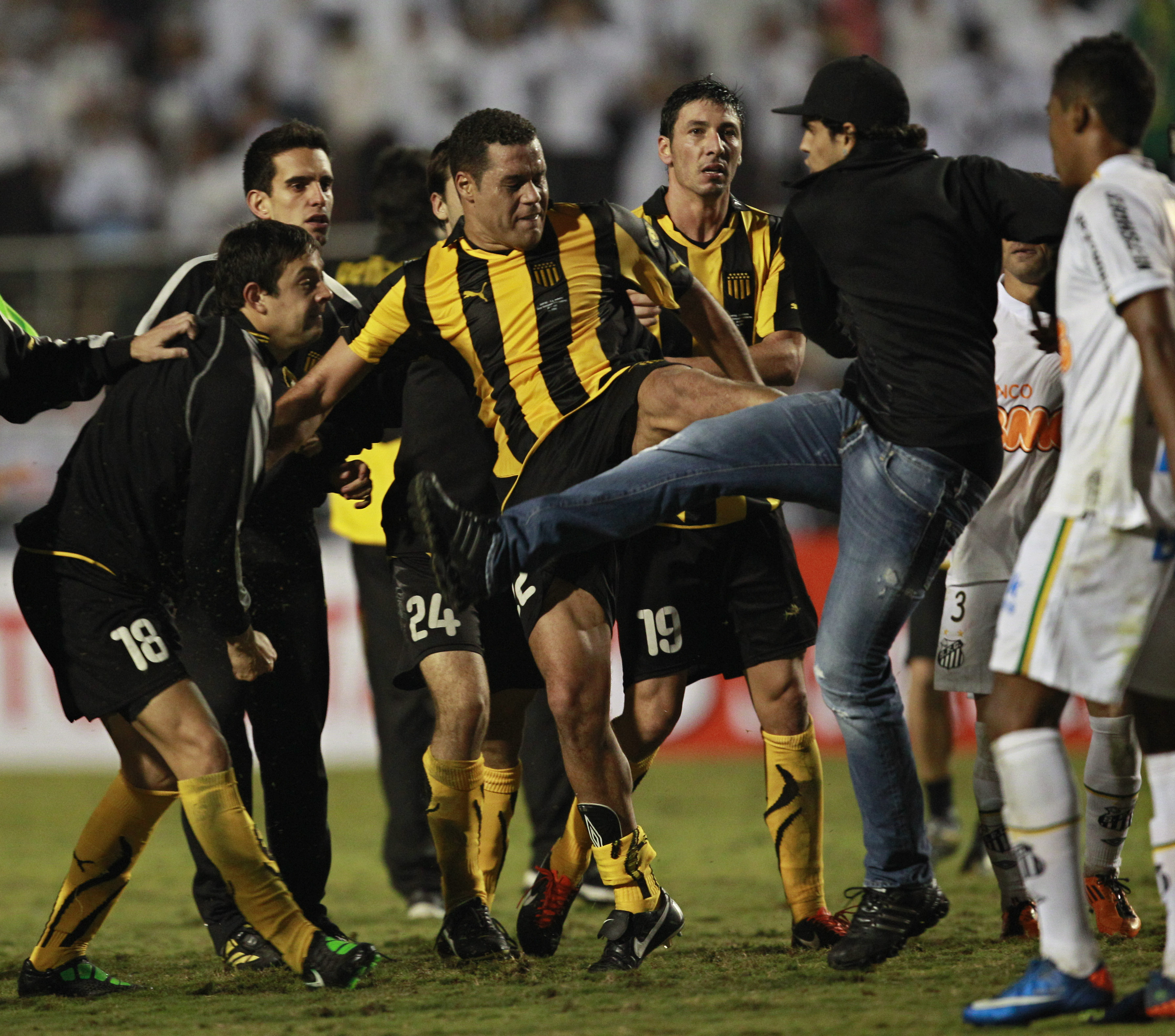 Santos-fansen fick för sig att försvara sina spelare.
