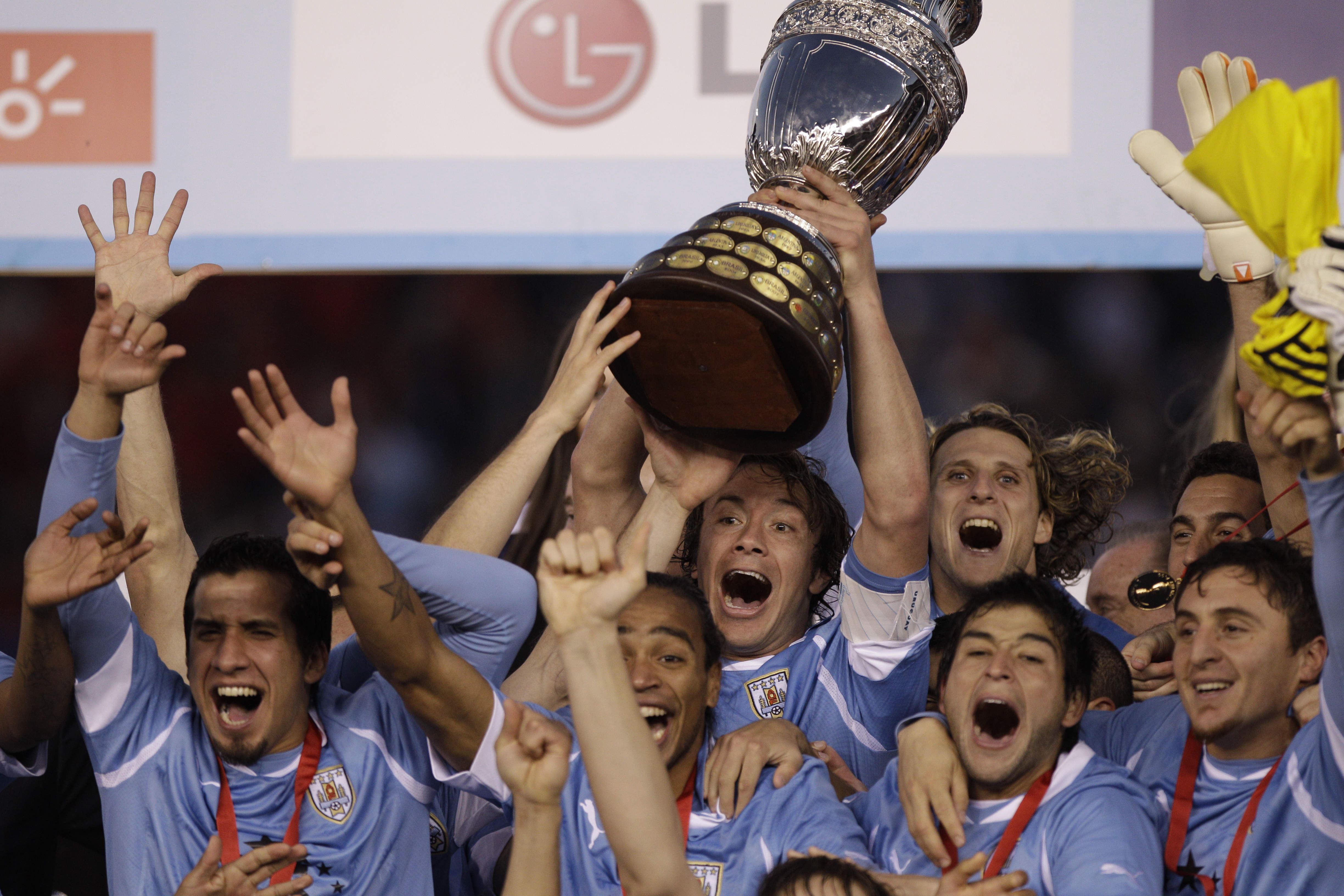 Luis Suárez, Diego Forlán och de andra stjärnorna tog hem Copa América-pokalen till sitt Uruguay efter att laget besegrat Paraguay i finalen sent på söndagskvällen. Uruguay har nu vunnit turneringen 15 gånger, flest av alla i historien.
