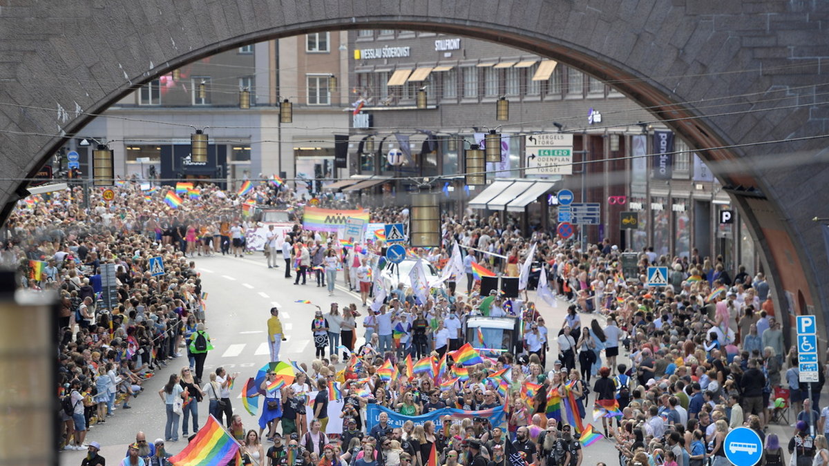 Deltagare passerar Kungsgatan under 2022 års Prideparad i Stockholm. Arkivbild.