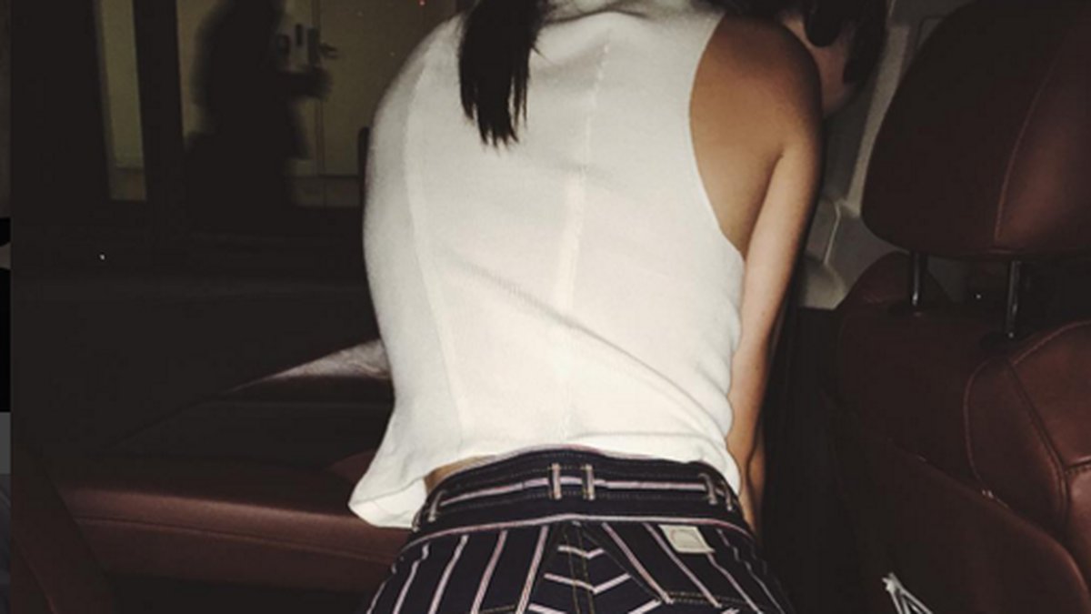 Kendall Jenner i jeans från Marc Jacobs. 