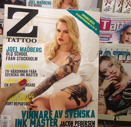 Julia Frej med sina tatueringar på omslaget av tidningen Z. Julia Frej med sina tatueringar på omslaget av tidningen Z.