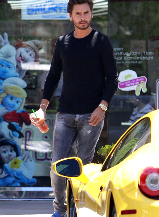 Scott Disick är redo för en åktur i sin gula bil. Scott Disick är redo för en åktur i sin gula bil.