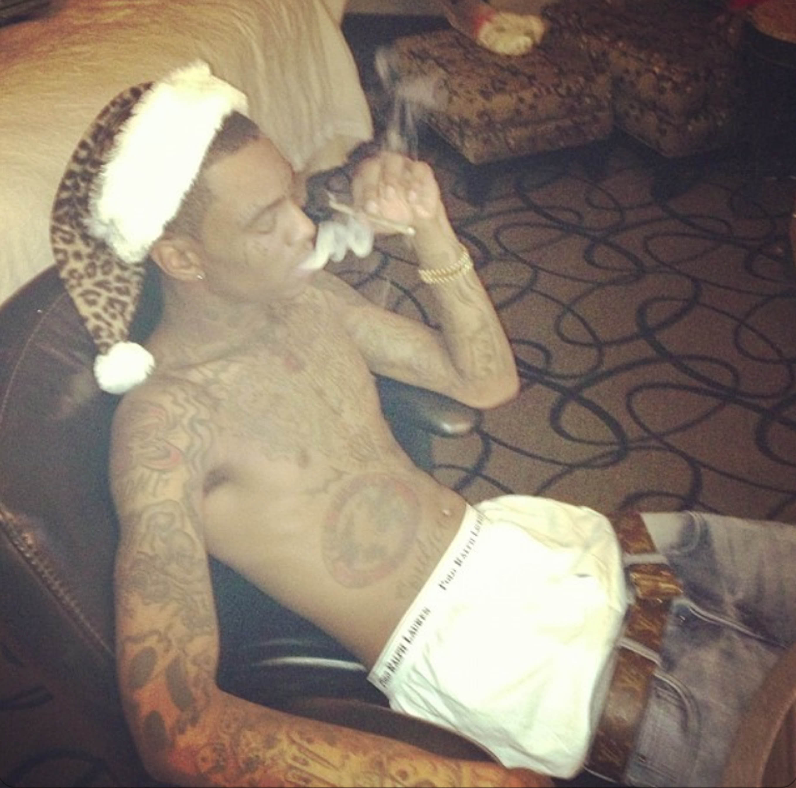 Soulja Boy röker lite. Soulja Boy röker lite.