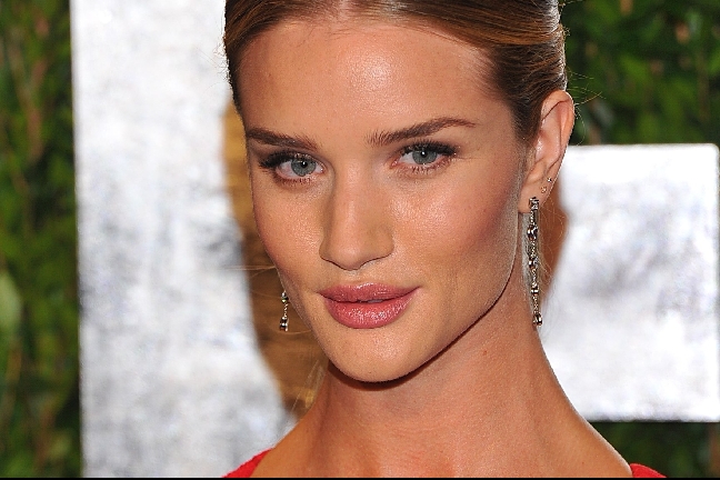 Rosie Huntington-Whiteley har modellat för både Burberry, DKNY och Ralph Lauren. Bra att ha många järn i elden brukar man ju säga. Rosie Huntington-Whiteley har modellat för både Burberry, DKNY och Ralph Lauren. Bra att ha många järn i elden brukar man ju säga.