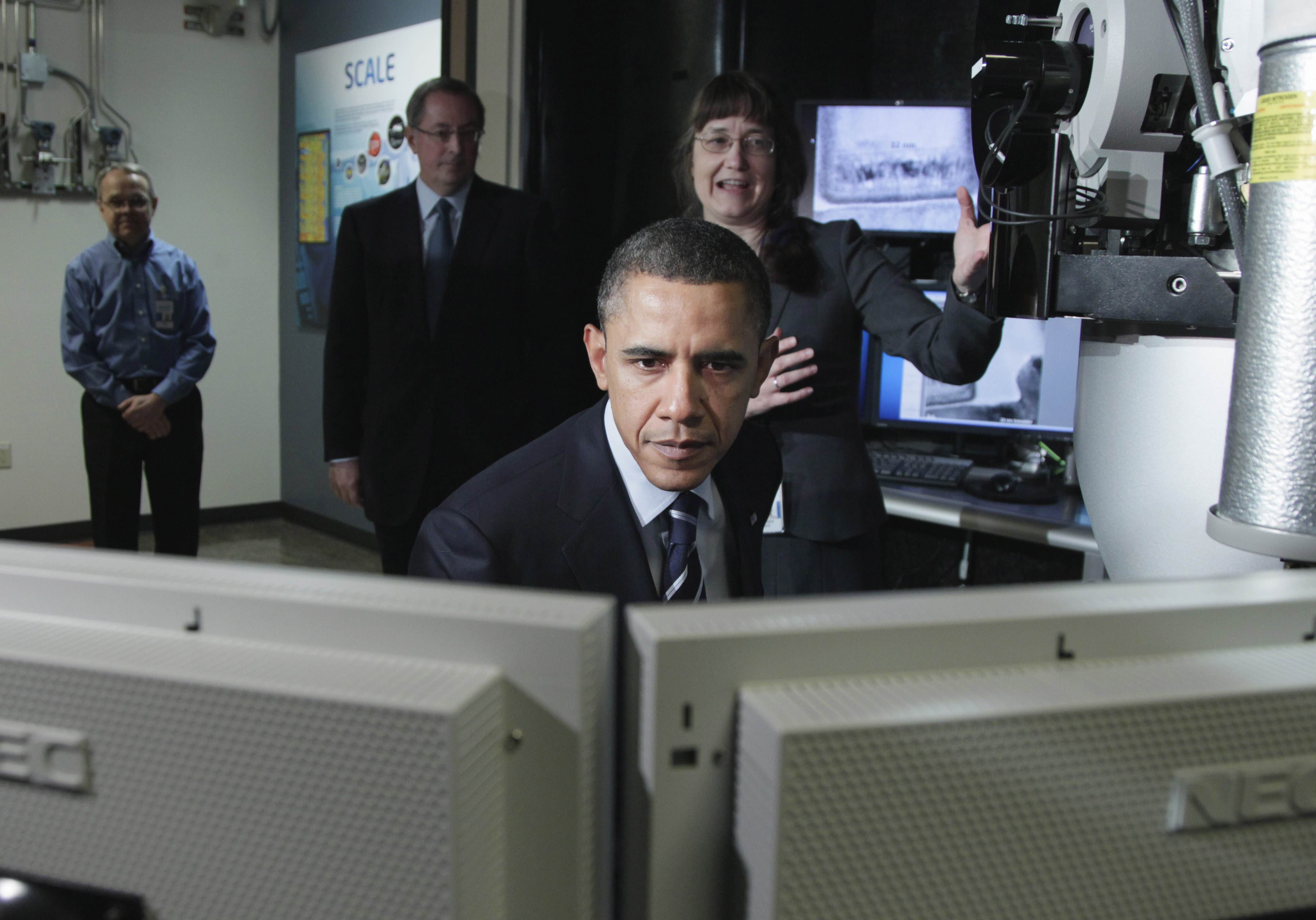 Obama gillar att hänga framför datorn.